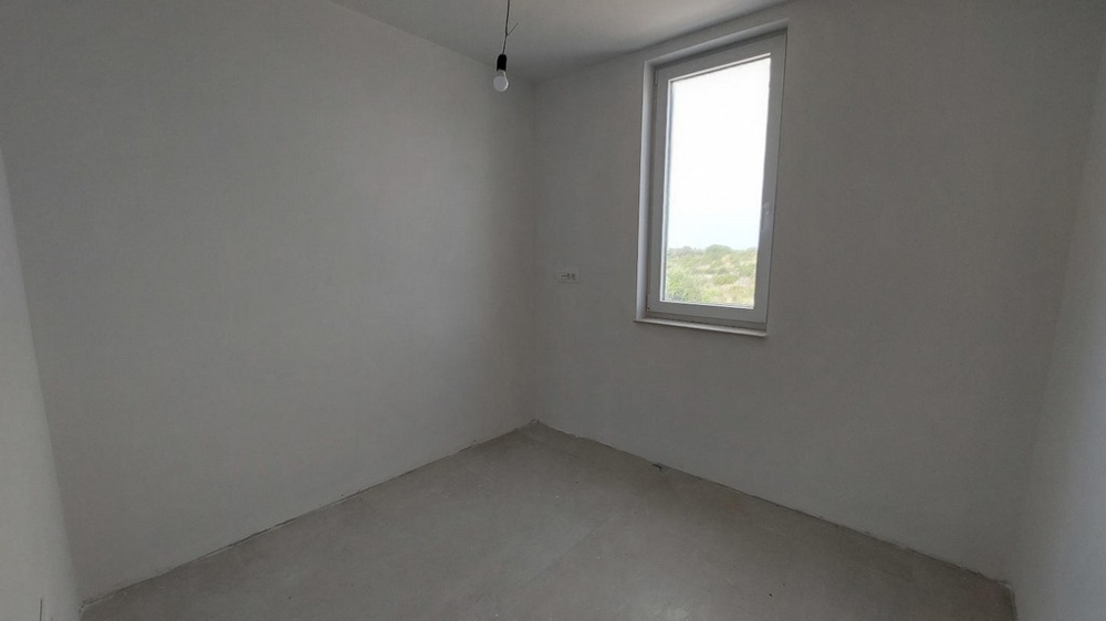 Menší ze tří ložnic.