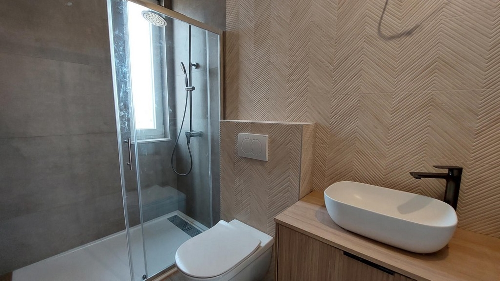 Koupelna se sprchovým koutem.