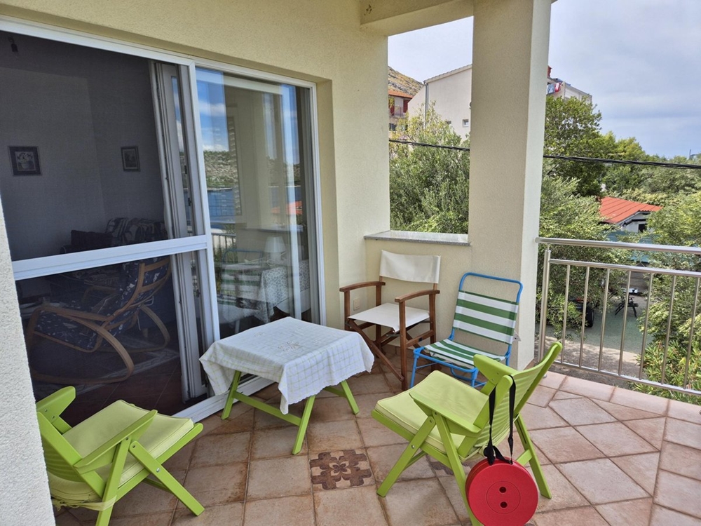 Částečně krytá terasa nemovitosti A3428 u Šibeniku.