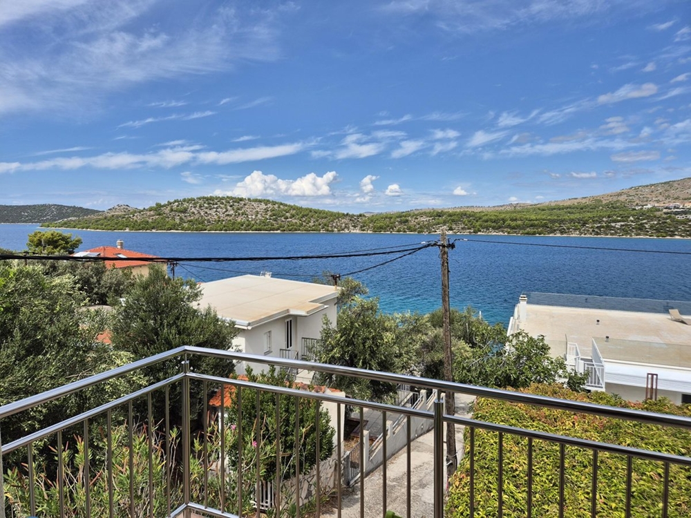 Výhled na moře z horního patra.