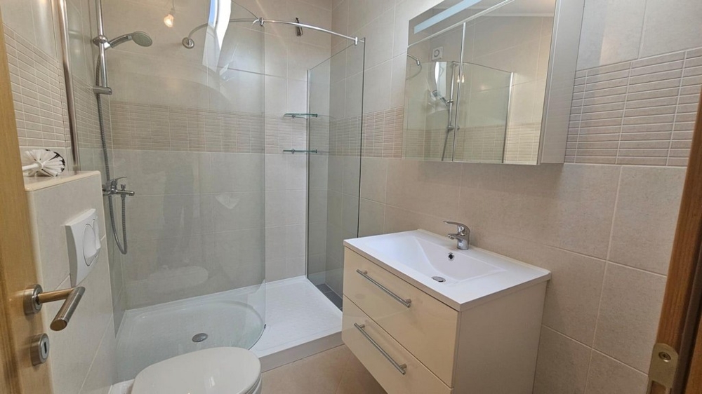 Moderní koupelna se sprchovým koutem