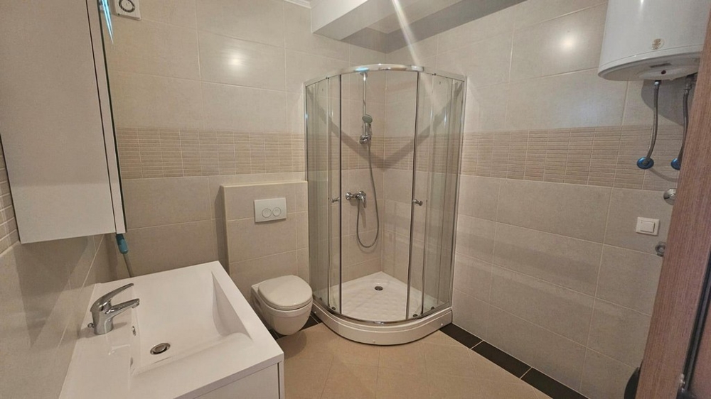 Druhá koupelna se sprchovým koutem