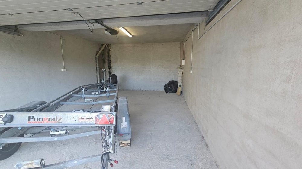 Prostorná garáž s prostorem pro přívěs