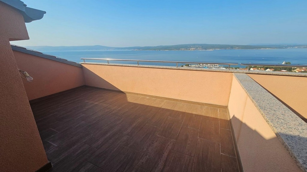 Výhled na moře z otevřené střešní terasy.