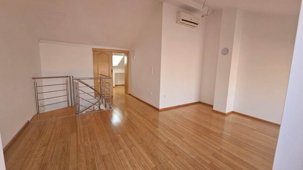 Otevřený prostor s točitým schodištěm a klimatizací