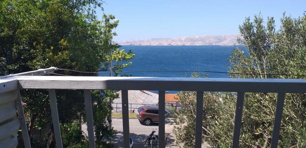 Výhled na moře z terasy bytu na prodej v Senj (Chorvatsko).