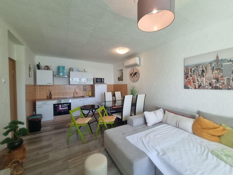 Pohled z obývacího pokoje do kuchyňského koutu nemovitosti.