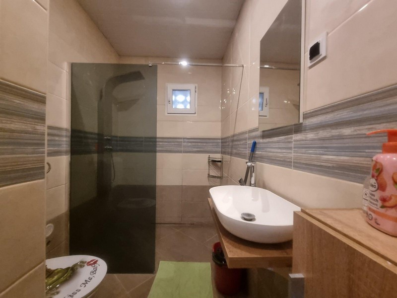 Koupelna se sprchovým koutem.