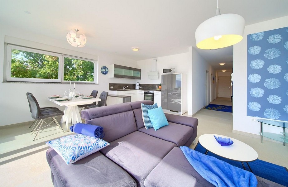 Obývací pokoj, kuchyně a jídelna.