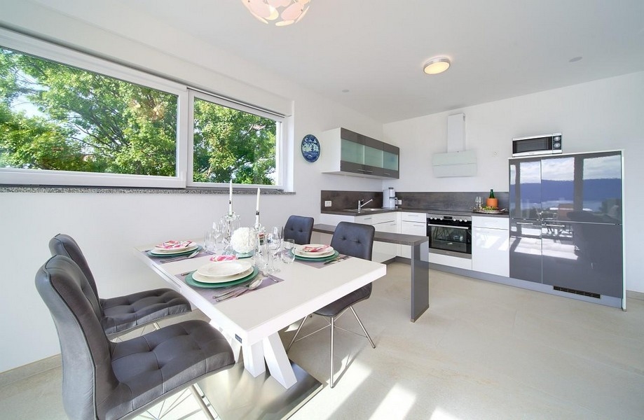 Jídelna a bližší pohled do kuchyně.