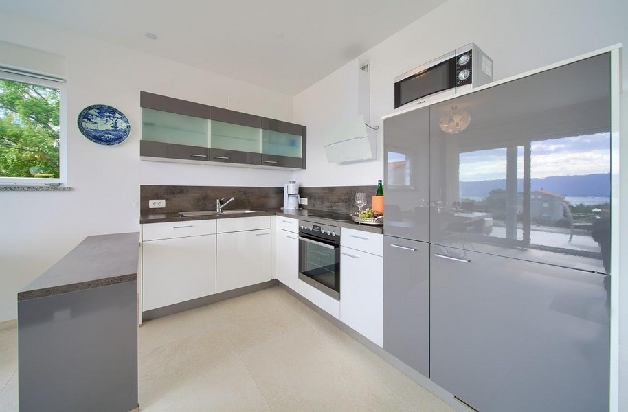 Vysoce kvalitní kuchyňská linka s moderními spotřebiči.