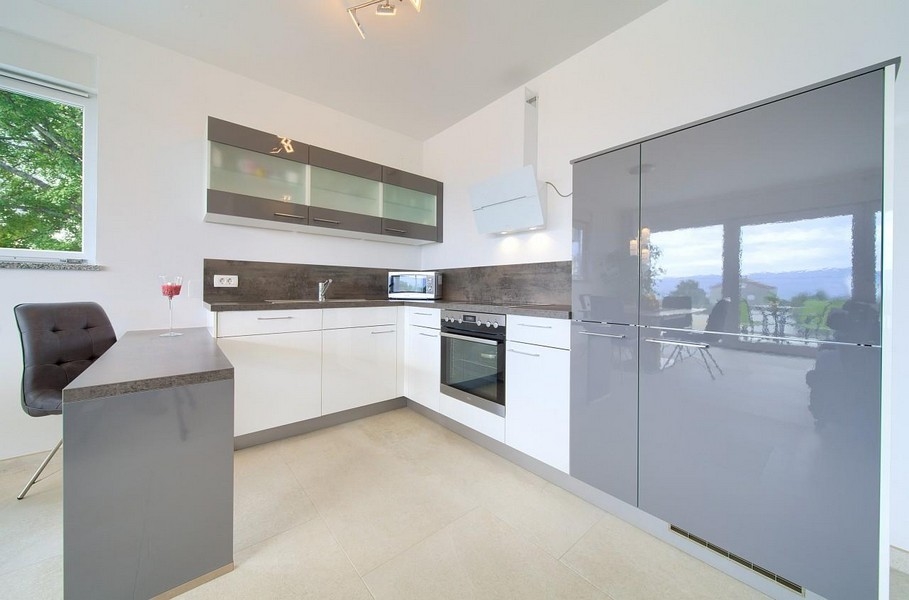 Moderní kuchyně s kvalitními spotřebiči.