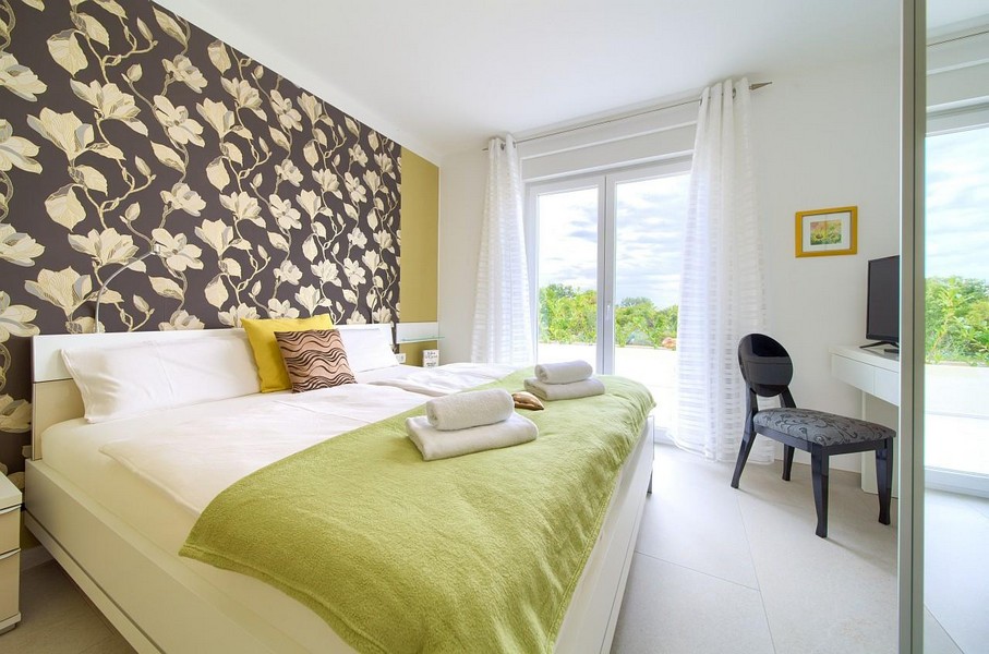 Ložnice se vstupem na terasu.