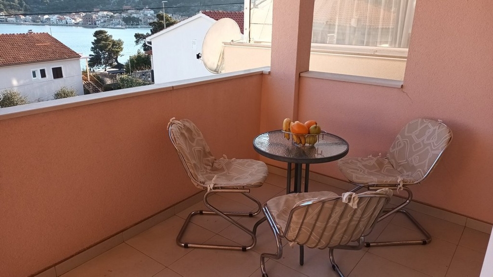 Terasa s malým jídelním stolem na pozemku A3447 v Tisnu, Chorvatsko - Panorama Scouting.