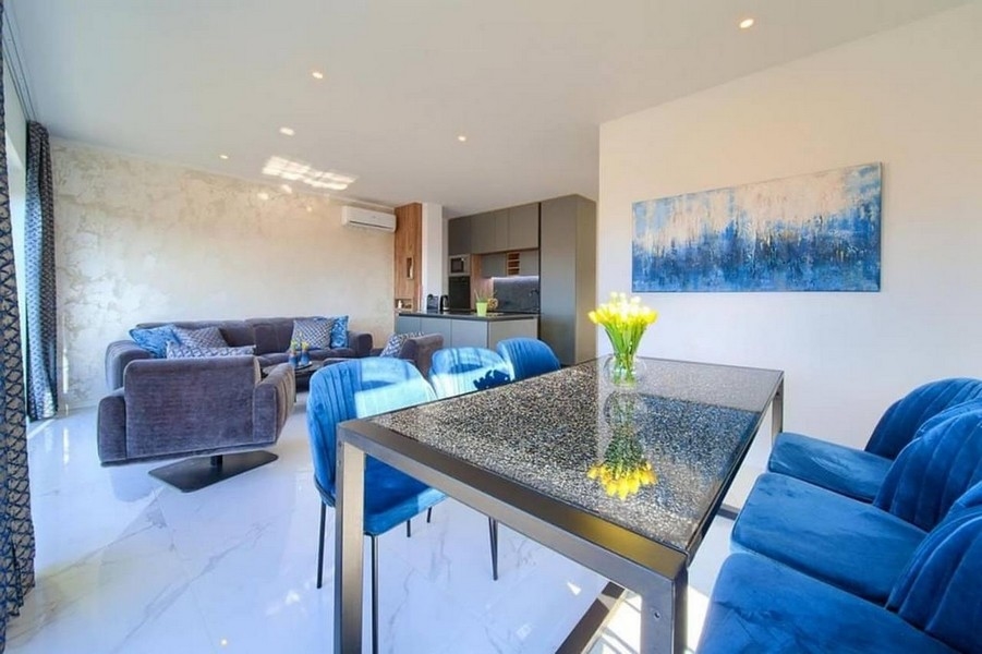 Luxusní obývací pokoj s modrými židlemi.