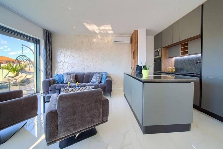 Vysoce kvalitní byt s moderní kuchyní a výhledem na terasu.