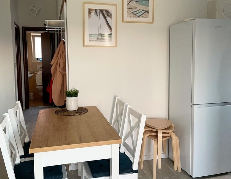 Jídelna a výhled do chodby apartmánu A3454 u Soline v Chorvatsku.