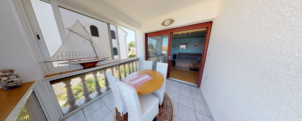 Terasa a výhled na obytnou část rekreačního bytu A3458, který se prodává v Chorvatsku.