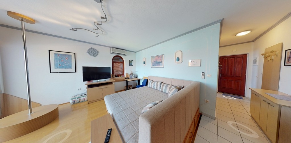 Obývací pokoj s pohodlnou pohovkou a TV.