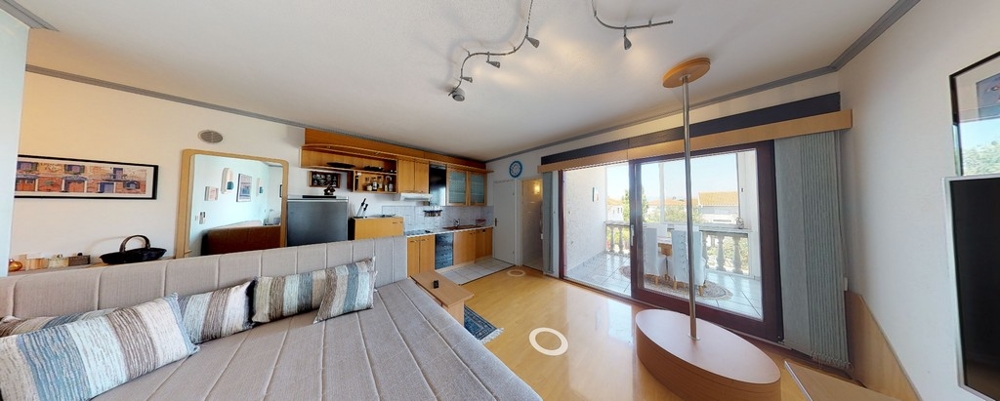 Obytná část s výhledem do funkční kuchyně nemovitosti A3458.