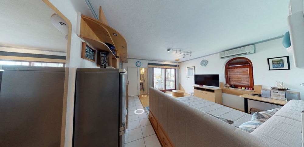 Obývací pokoj s výhledem na terasu nemovitosti A3458, Chorvatsko.