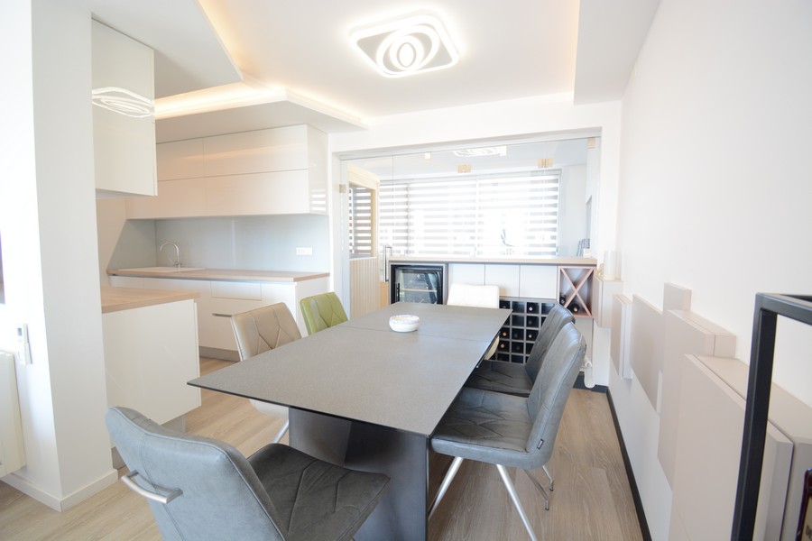 Moderní jídelní kout s vysoce kvalitní kuchyní v apartmánu A3461 v Chorvatsku.