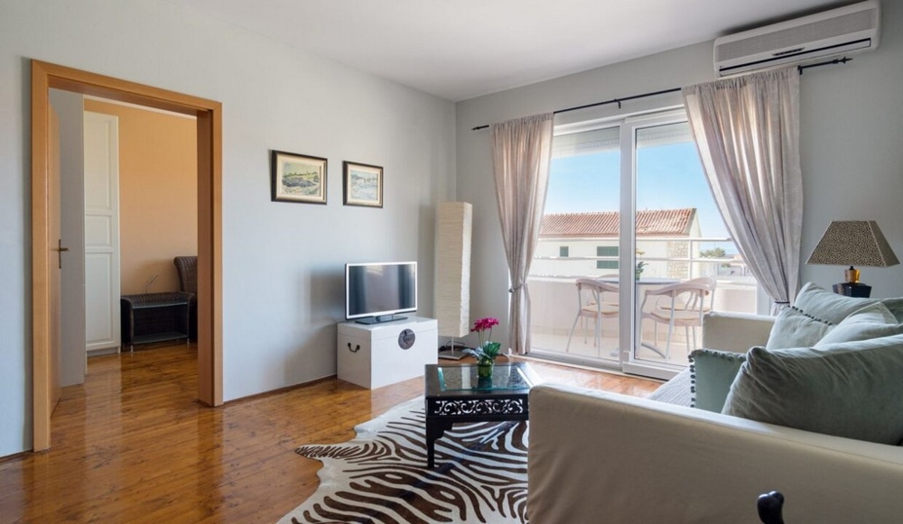 Zařízený obývací pokoj s výhledem na terasu nemovitosti A3462.