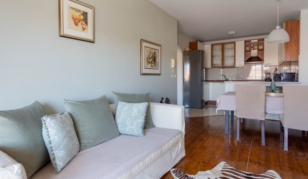 Obývací prostor a výhled do funkční kuchyně nemovitosti A3462 v Makarské, Chorvatsko - Panorama Scouting.