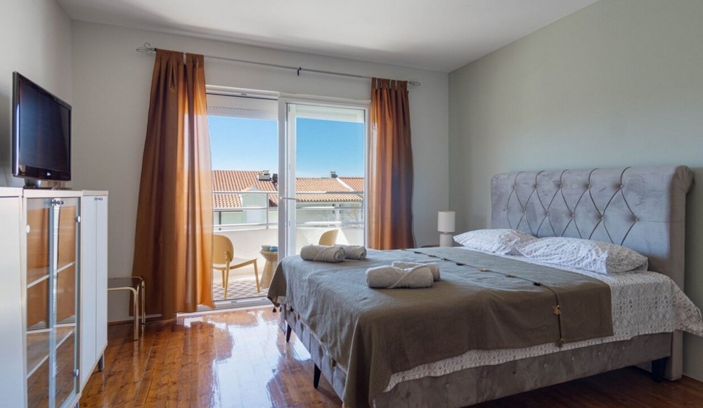 Prostorná ložnice apartmánu A3462 v Chorvatsku.