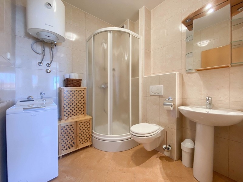 Koupelna se sprchovým koutem v bytě A3462.