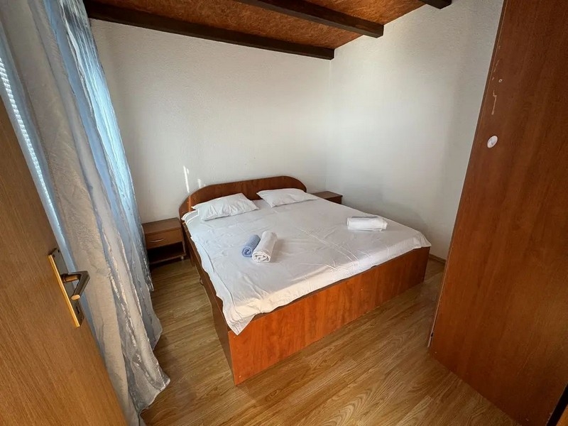 Ložnice s manželskou postelí.