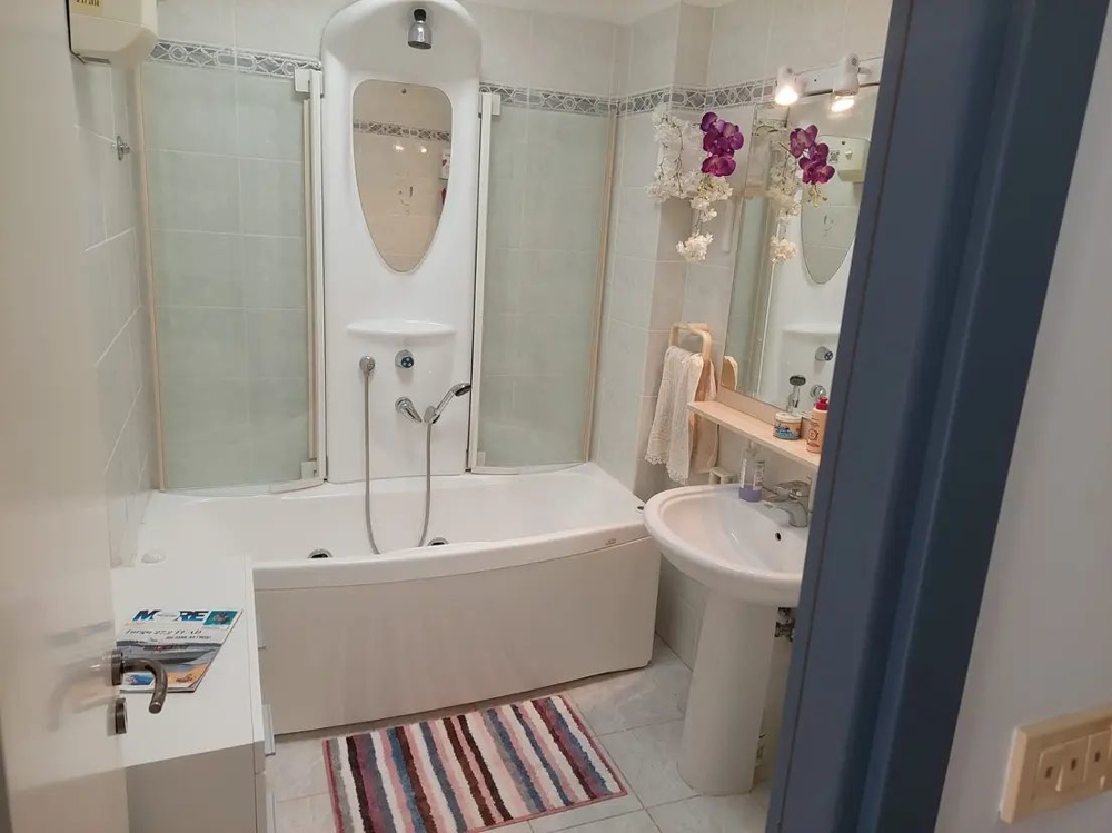 Koupelna s moderní vanou a sprchovým koutem