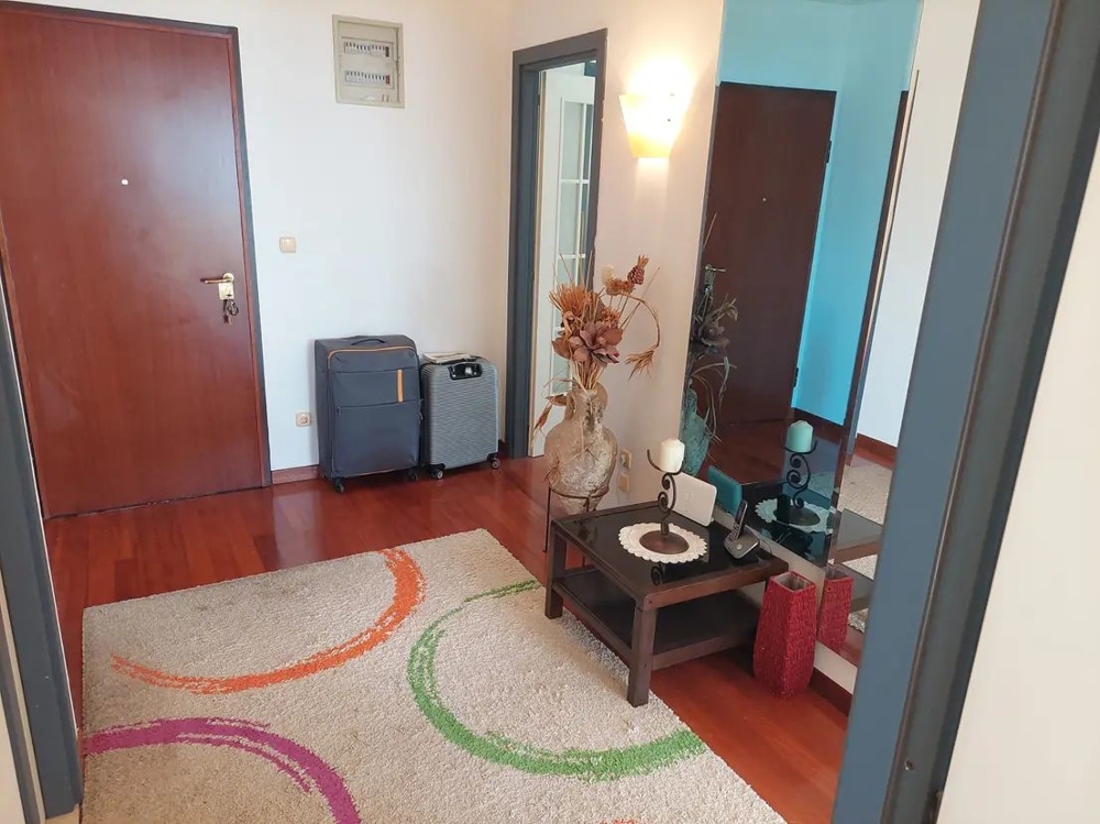 Vchod s kobercem, dekorací a kufrem