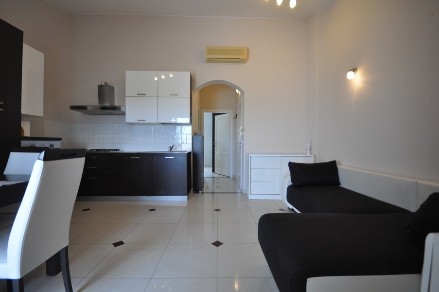 Otevřený plán kuchyně a obývacího pokoje.