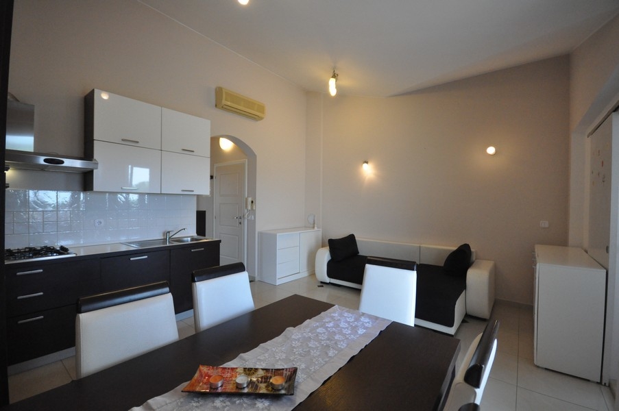 Otevřený obývací prostor s jídelním stolem a pohovkou - Objekt A3478.