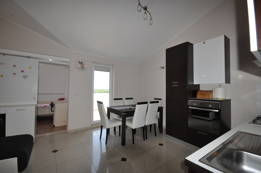 Jídelní kout se stolem a bílými židlemi