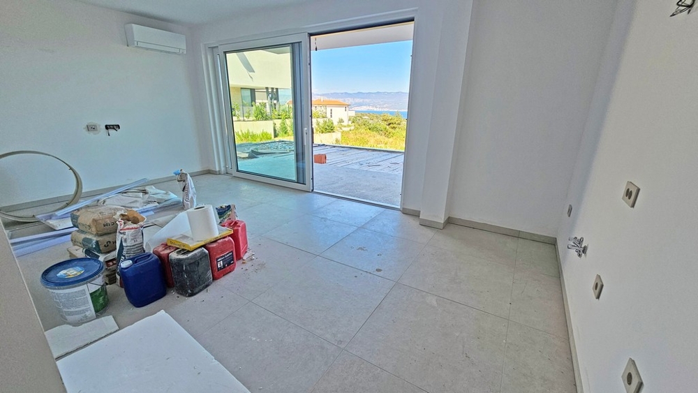 Obytná část s posuvnými dveřmi do zahrady a výhledem na moře, přízemní apartmán A3479