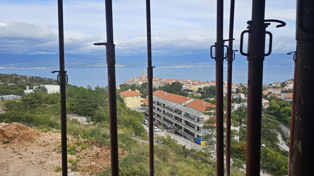 Panoramatický výhled na moře z terasy (v současné době staveniště) ve 2. patře.