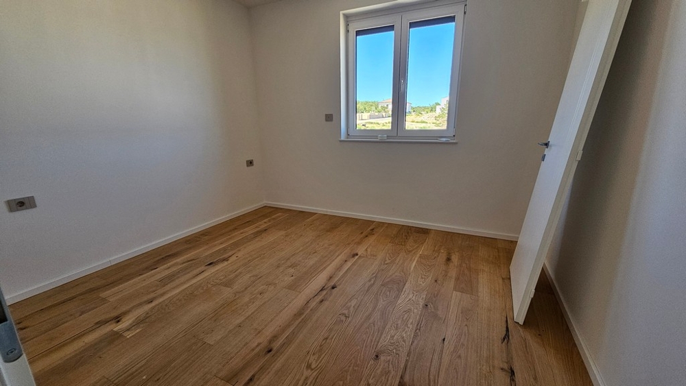 Ložnice s dubovým parketem a oknem v apartmánu A3481 ve Vrbnik