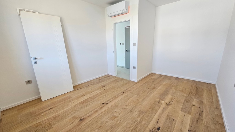 Druhá ložnice s parketovou podlahou a klimatizací, apartmán A3481
