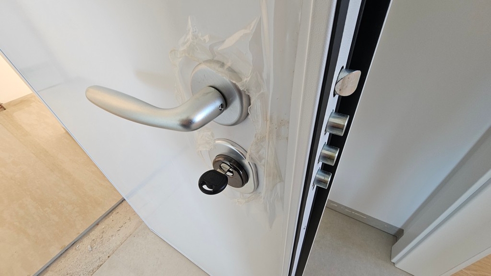Bezpečnostní dveře s vícebodovým zamykáním u vchodu do apartmánu A3481