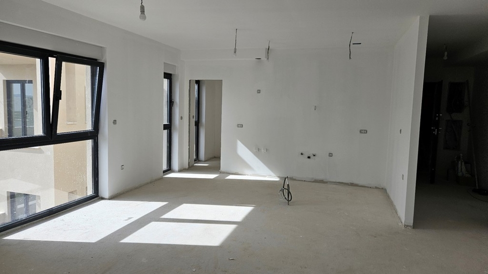 Nedokončený interiér se spoustou přirozeného světla, přístupný velkými okny