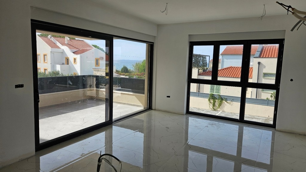 Výhled z obývacího pokoje na terasu.