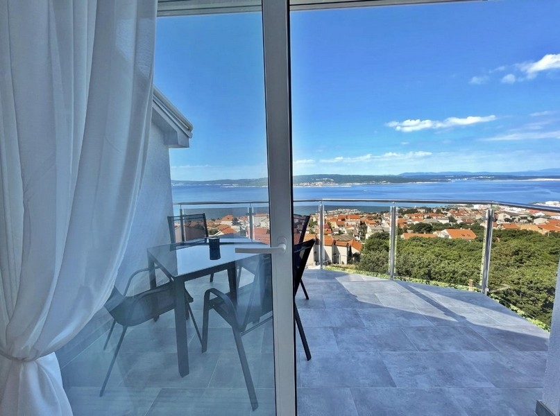 Terasa bytu A3494, který je na prodej v Crikvenici (Chorvatsko).