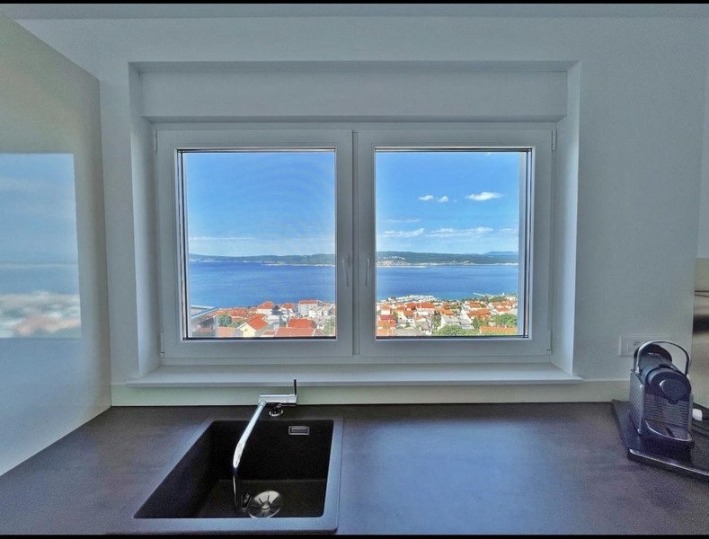Pohled na moře a město z okna kuchyně.
