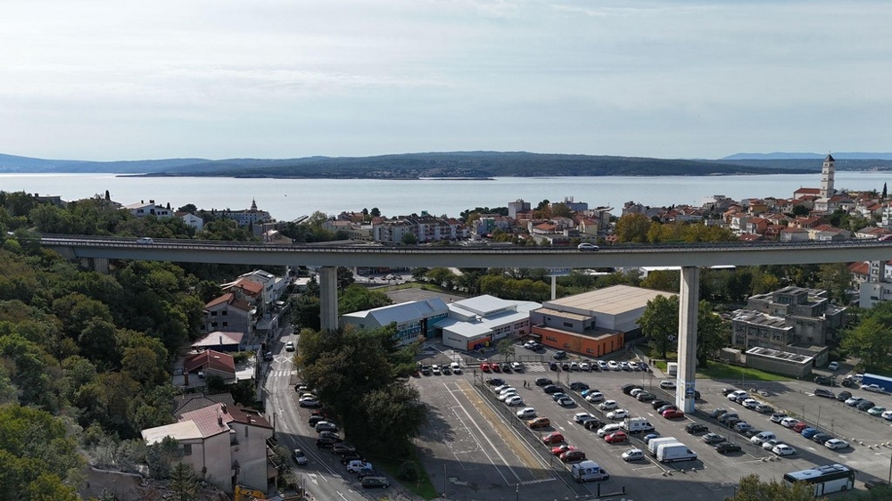 Pohled na pobřežní silnici a moře v Crikvenici.