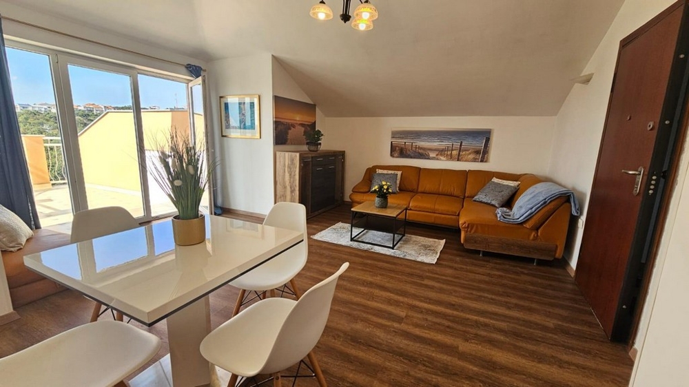 Útulný obývací pokoj s hnědou pohovkou