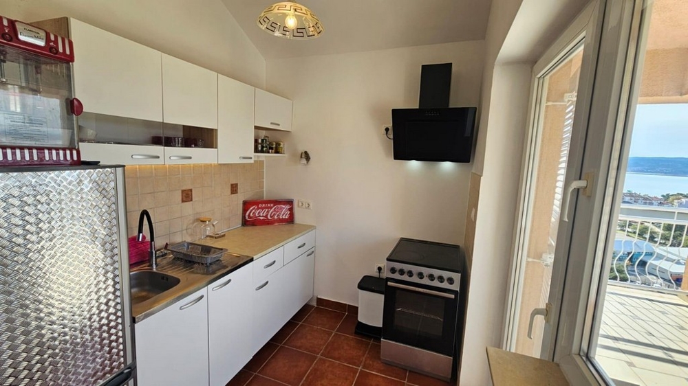 Kuchyň a výhled na terasu.