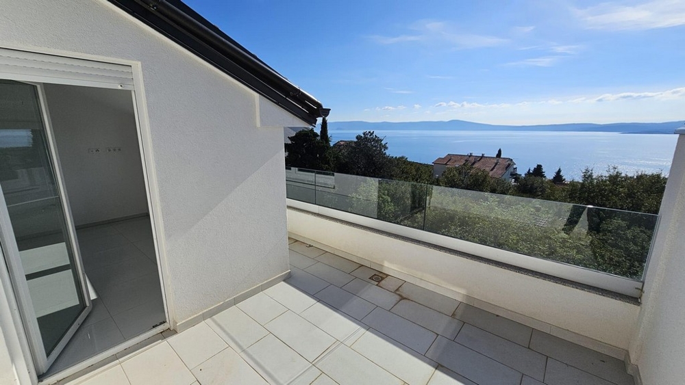 Krásný výhled na moře z terasy nemovitosti A3499 v Chorvatsku.