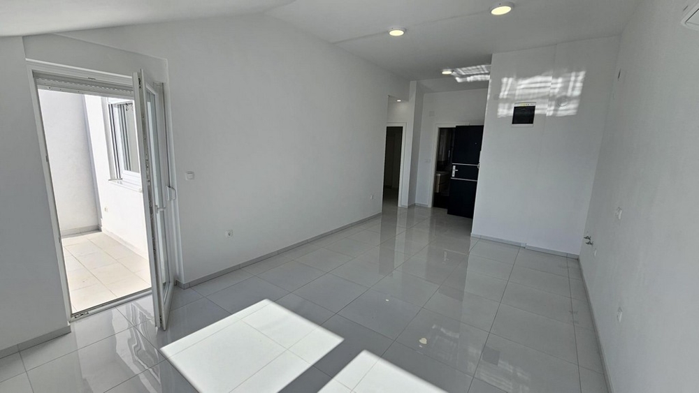 Pokoj s výhledem na balkon a vchod